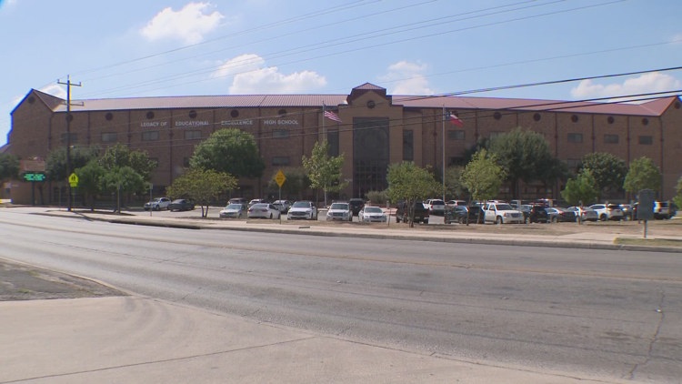Fox falls through ceiling during LEE High School lunch period, NEISD officials say — KENS 5 (San Antonio), Fort Worth Schools news