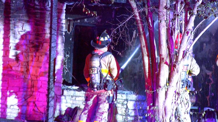 One person dies, another person and a dog rescued from Blakeley Drive house fire — KENS 5 (San Antonio), Fort Worth Health news
