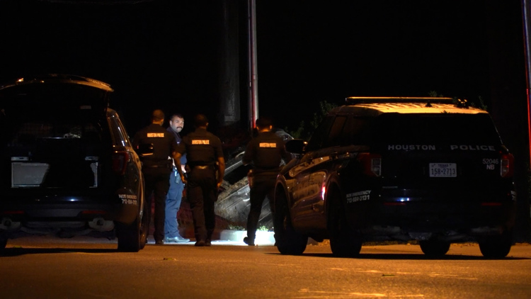 36-year-old DJ killed after being ejected from car in rollover crash, Houston police say — KHOU 11 (Houston), Fort Worth Community news